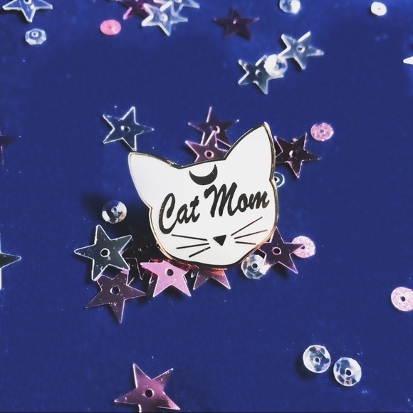 Cat Mom Hard Enamel Pin โ Artemis Inspired - Picture 2 of 4